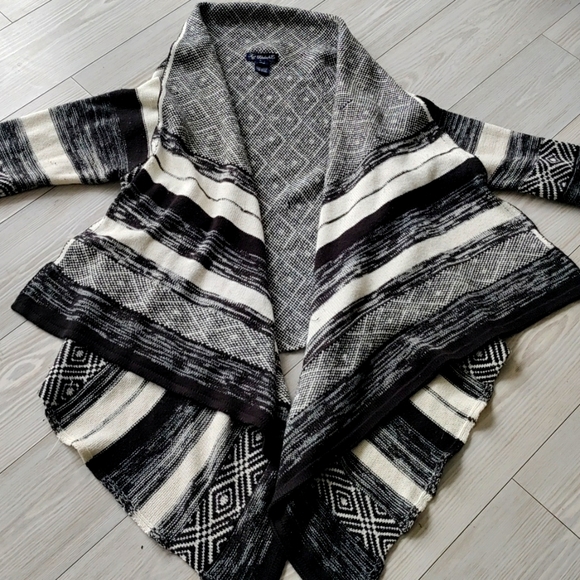 Gorgeous asymmetrical Aztec print cardigan size large - Picture 2 of 3